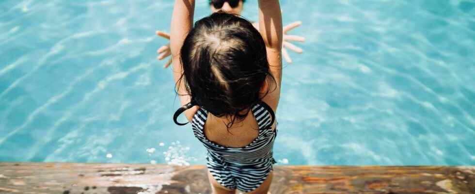 Drowning a child dies sucked by the pool drain