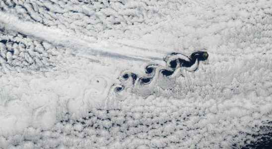 Extraordinary weather phenomenon the vortices of von Karman