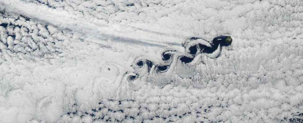 Extraordinary weather phenomenon the vortices of von Karman