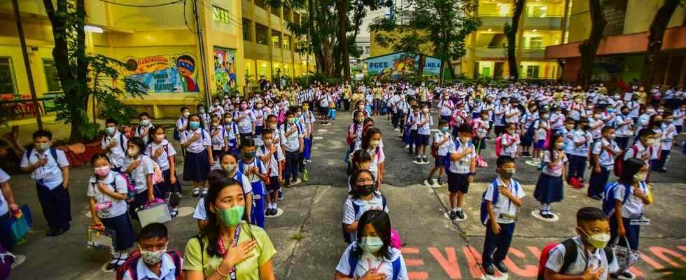 Filipino school children back after over two years