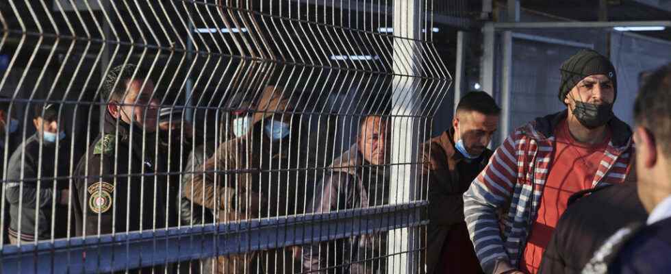 Israel increases number of exit permits for Gaza workers