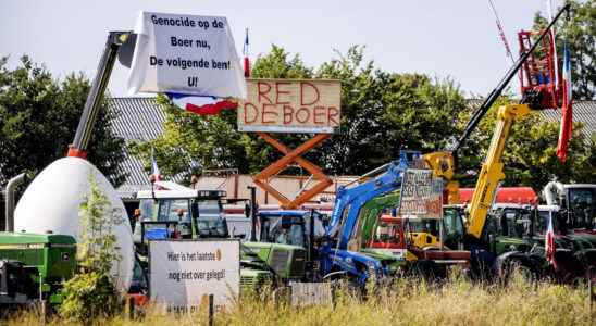 Live Vuelta stage 2 starts angry farmers along the course