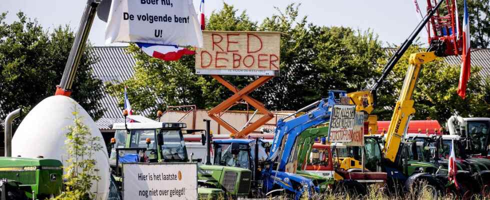 Live Vuelta stage 2 starts angry farmers along the course