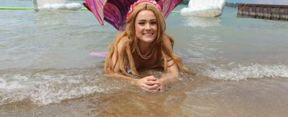 Mermaid themed festival fills Port Lambton park with spectators