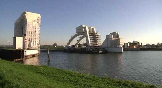 Rijkswaterstaat opens the Hagestein weir to prevent salinization in the