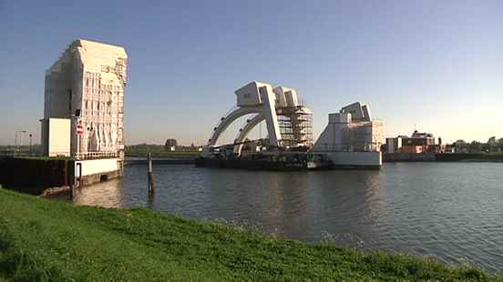 Rijkswaterstaat opens the Hagestein weir to prevent salinization in the