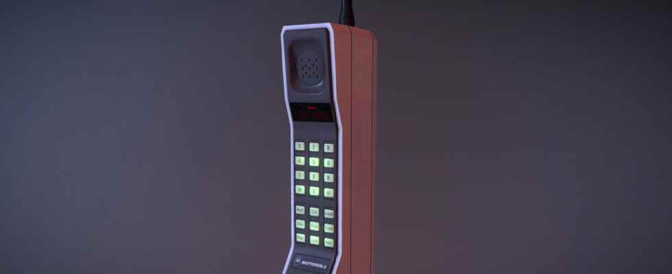 The Worlds First Mobile Phone and Its Features