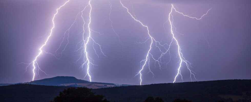 Two dead after lightning strikes near the White House