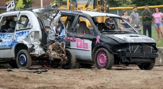 Vans collide at Tillsonburg fair demolition derby