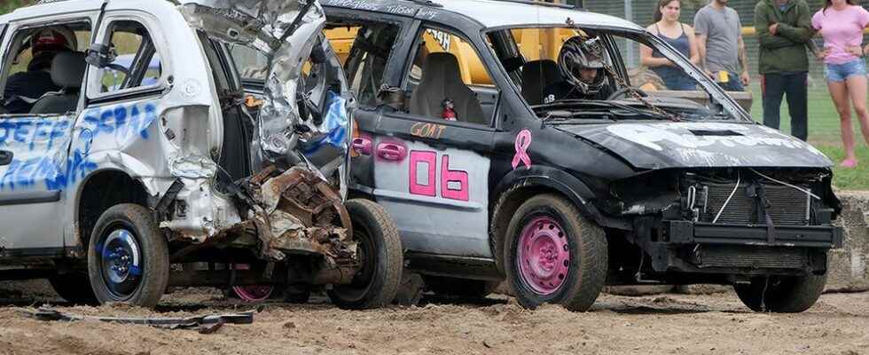 Vans collide at Tillsonburg fair demolition derby