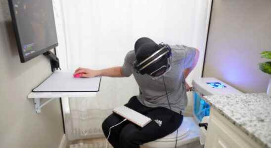 Video YouTuber turns his toilet into a gaming PC