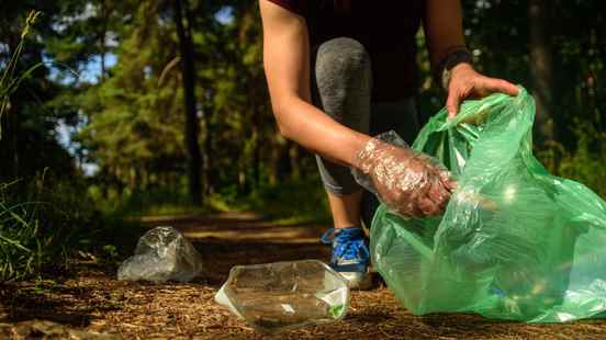 Vuelta Plogging cleaning up litter together along the course on