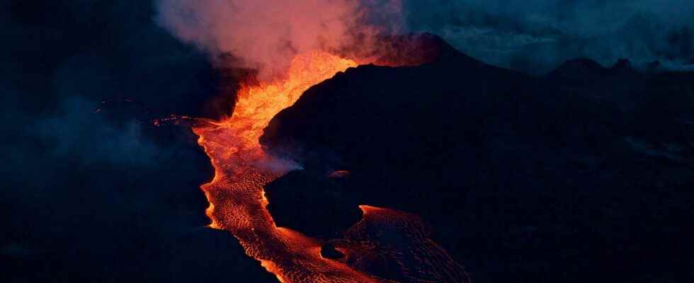 What are the different types of volcano