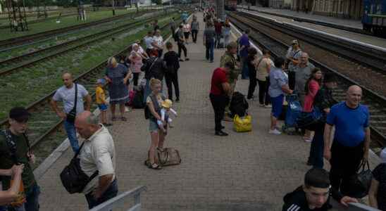 intense fighting in the Donbass thousands of people caught in