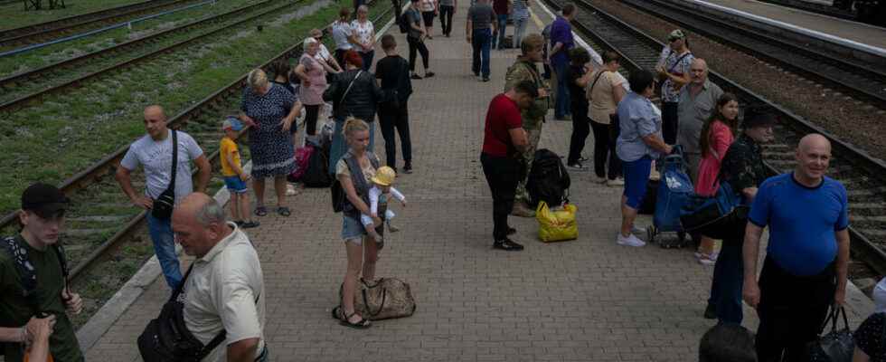 intense fighting in the Donbass thousands of people caught in