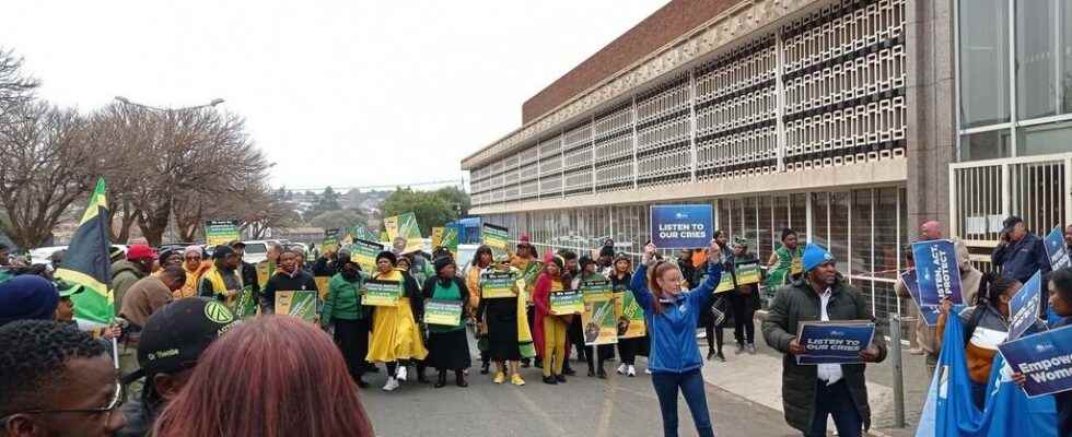 public meeting to calm violence against illegal miners