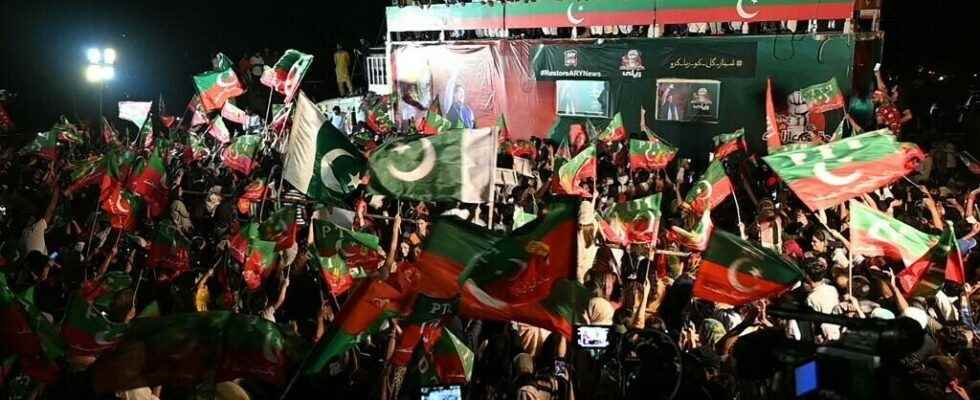 supporters of ex PM Imran Khan rally crisis continues