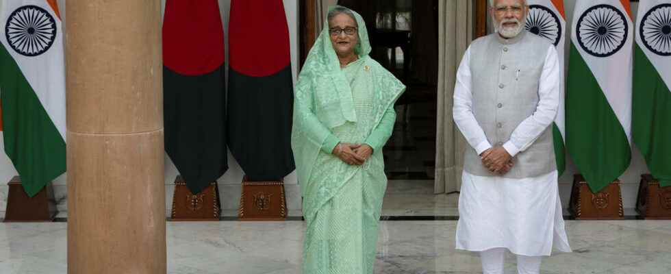 Bangladesh Prime Minister received by Narendra Modi in New Delhi