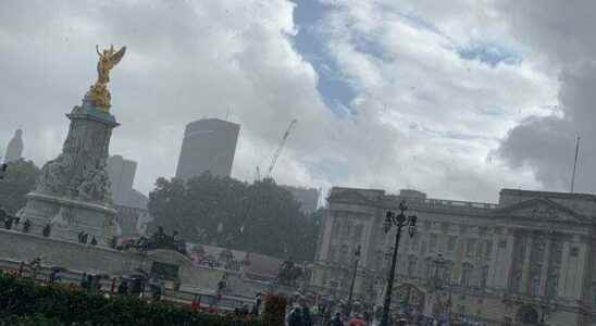 For Queen Elizabeth her fans gathered in front of Buckingham