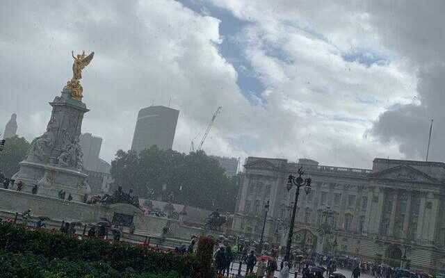 For Queen Elizabeth her fans gathered in front of Buckingham