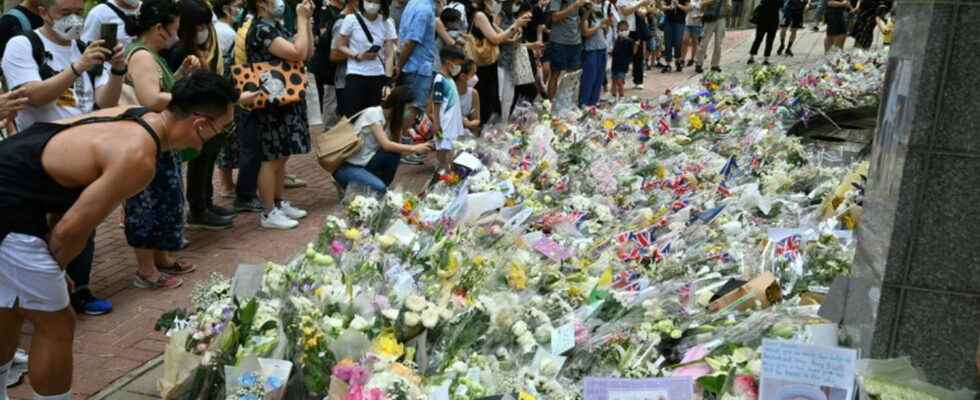 In Hong Kong long queue for a last tribute to