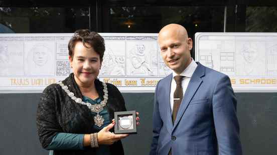 Mayor Dijksma receives silver piece with Trijn van Leemput because