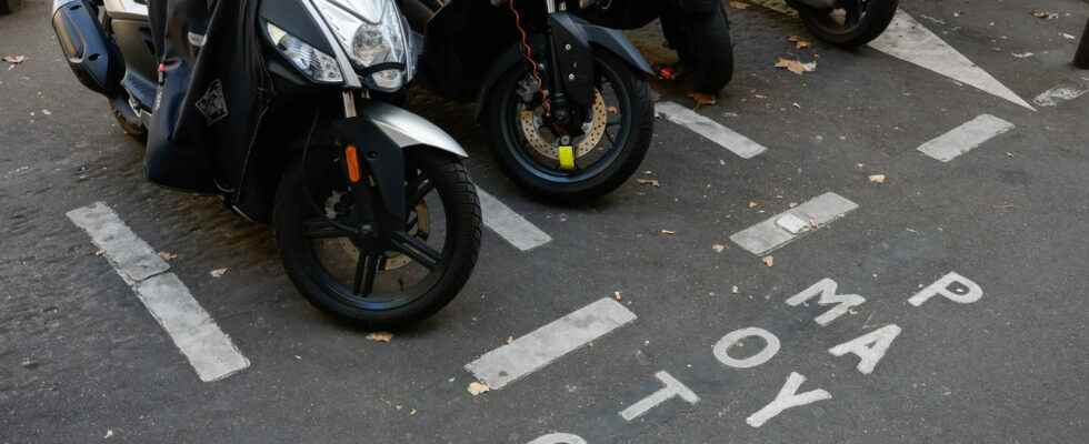 Parking scooters and motorcycles in Paris prices free for whom