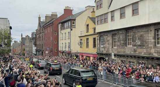 The people flocked Queen Elizabeths body was taken from Balmoral