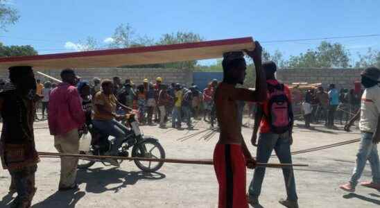 looting continues in the streets of Gonaives which are sinking