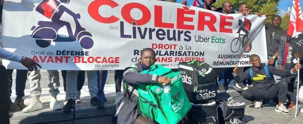 several hundred delivery men demonstrate in Paris against Uber Eats