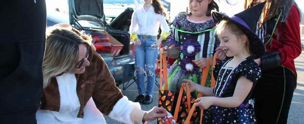 Crowd of candy seekers await Trunk or Treat