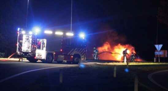 Exit to Soest closed due to difficult to extinguish car