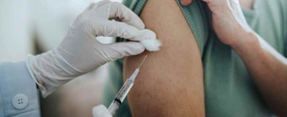 Flu and Covid 19 is it risky to receive two vaccines