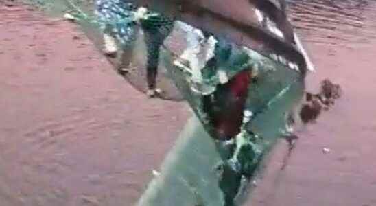 Last minute Bridge collapsed in India There are many dead