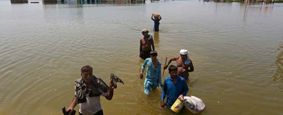 Pakistan stuck under water left until Christmas