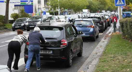 Shortage of gasoline general strike death of the actor of