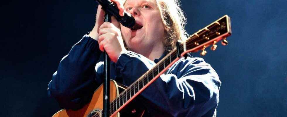 Singer Lewis Capaldi suffers from Gilles de la Tourette syndrome