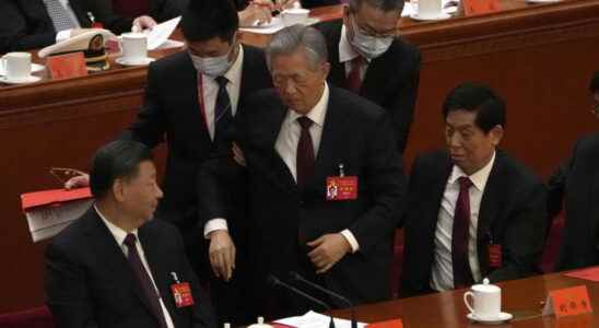 ex president Hu Jintao escorted out of closing CCP congress