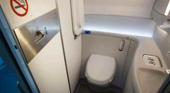 Airplanes without toilets were forced to make a stopover