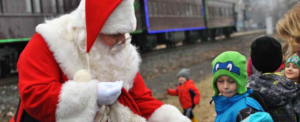 CP Holiday Train rolling back to Chatham Dec 1