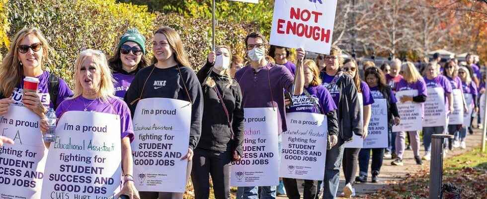 CUPE members hit picket lines