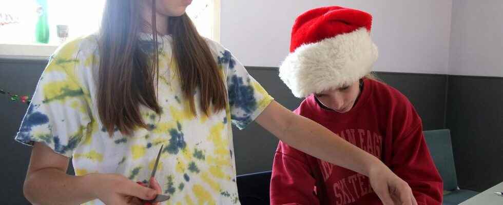 Children shop for free Christmas presents