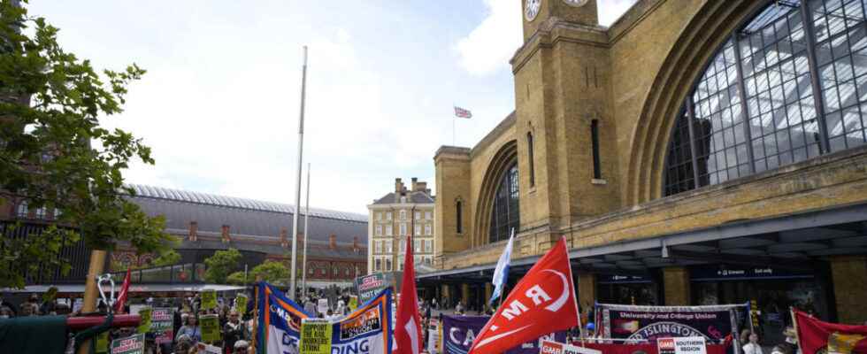 Faced with the strike of train drivers the British are