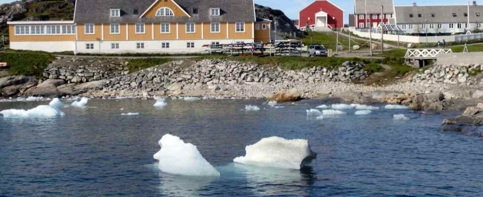 Greenland changes time zone