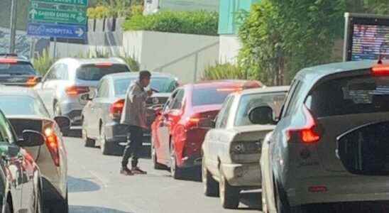 In Mexico an armed man robbed vehicles one by one