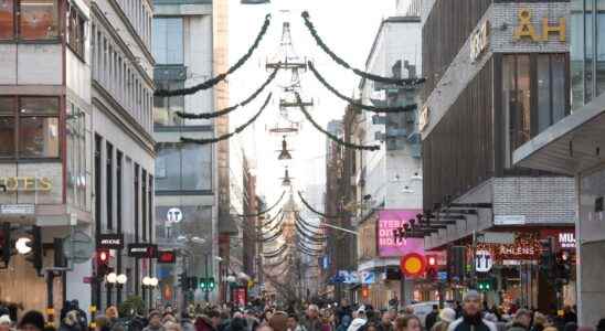 More police officers are seen during the Christmas rush