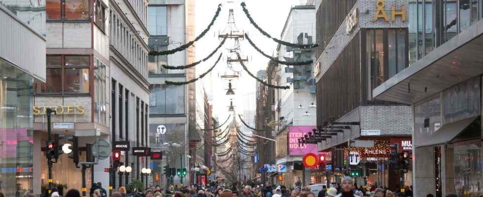 More police officers are seen during the Christmas rush