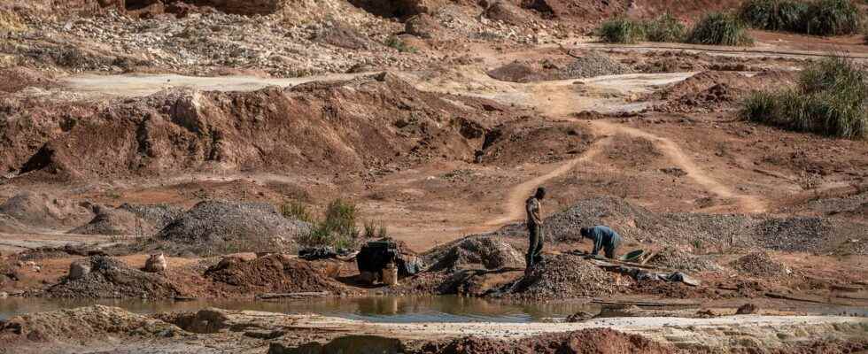 Over 20 bodies found at mine in South Africa