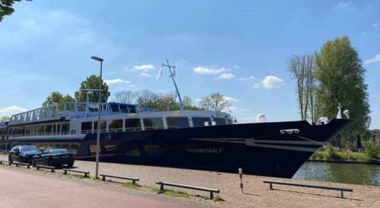 Refugee boat at your doorstep Owner of residential complex goes