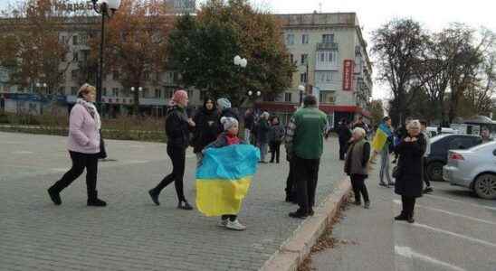 Russia withdraws from Kherson Ukrainians took their flags and ran